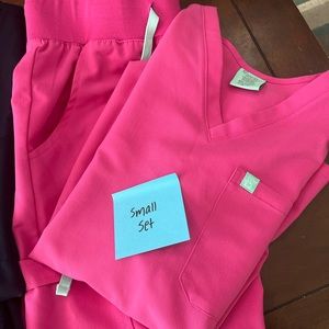 Garde-Malade hot pink scrubs